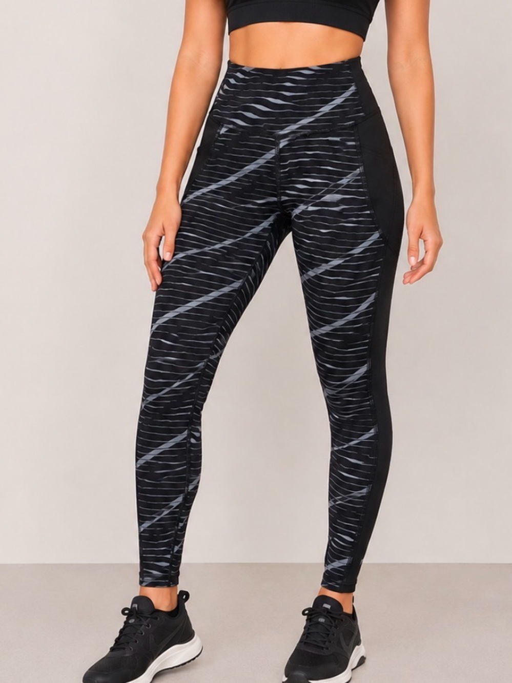 Athleta Black & Gray Striped Athletic Leggings all over diagonal stripped SZ SM